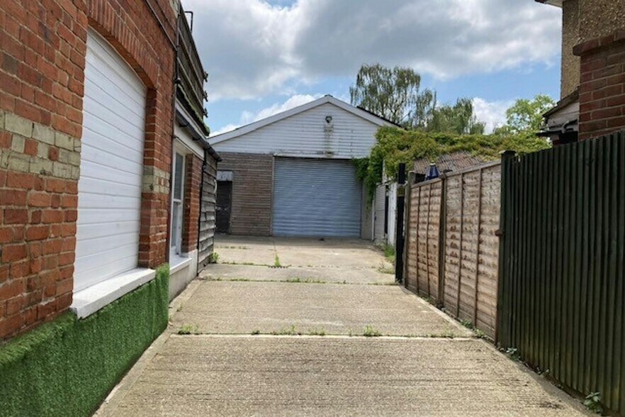 4 Guildford Rd, Bagshot à louer - Photo de l’immeuble – Image 2 sur 4