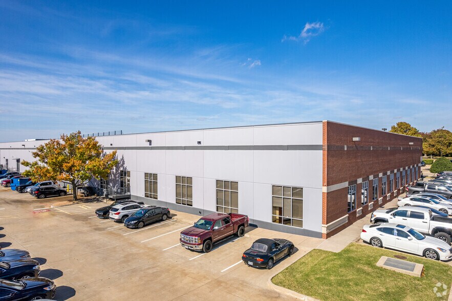 3000 Kellway Dr, Carrollton, TX à louer - Photo de l’immeuble – Image 3 sur 8