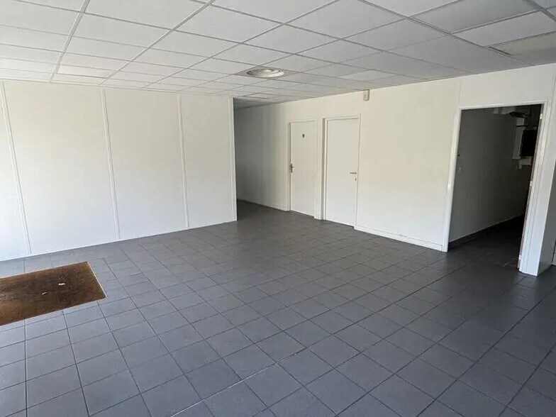 Bureau dans Saint-Priest à louer - Photo de l’immeuble – Image 2 sur 11