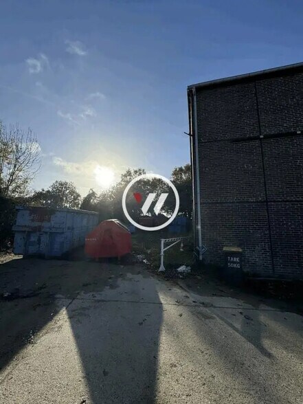 Local d’activités dans SAINT-OUEN-L'AUMONE à louer - Photo de l’immeuble – Image 2 sur 6