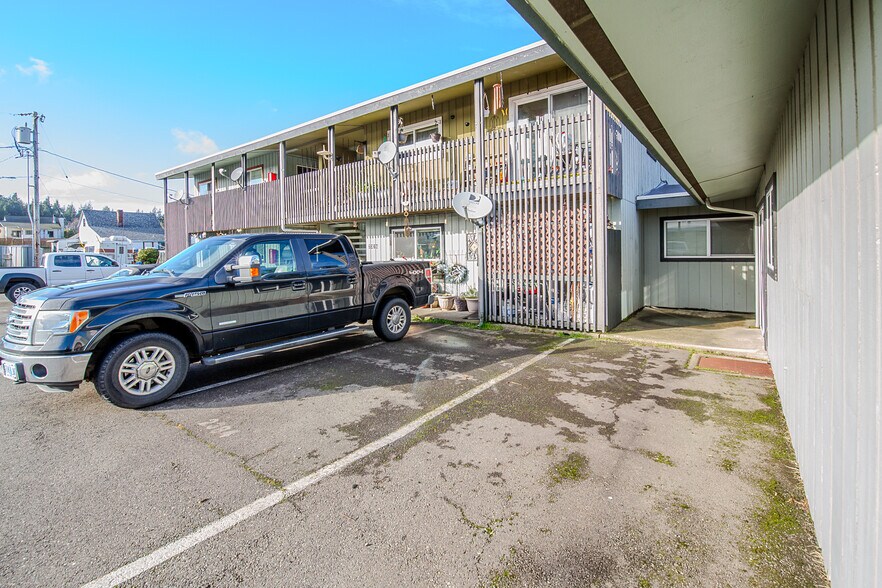 2394 Marion St, North Bend, OR à vendre - Photo de l’immeuble – Image 3 sur 10