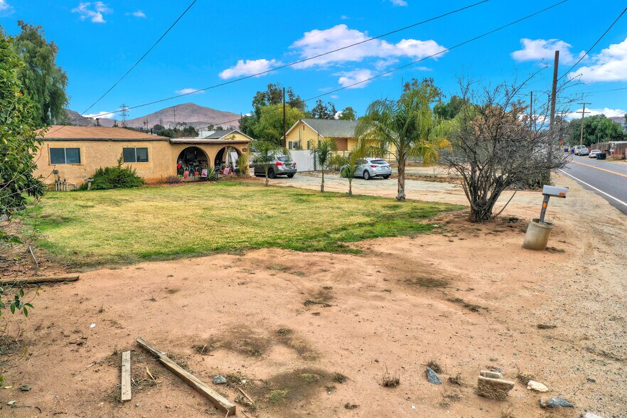 7081 Valley Way, Jurupa Valley, CA à vendre - Photo de l’immeuble – Image 3 sur 15