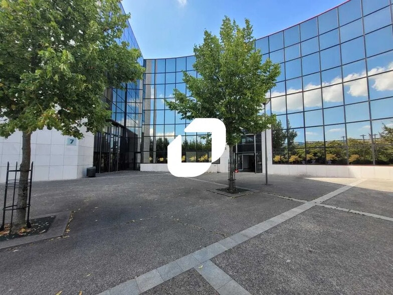 5-7 Place Copernic, Évry-Courcouronnes à louer - Photo de l’immeuble – Image 1 sur 7