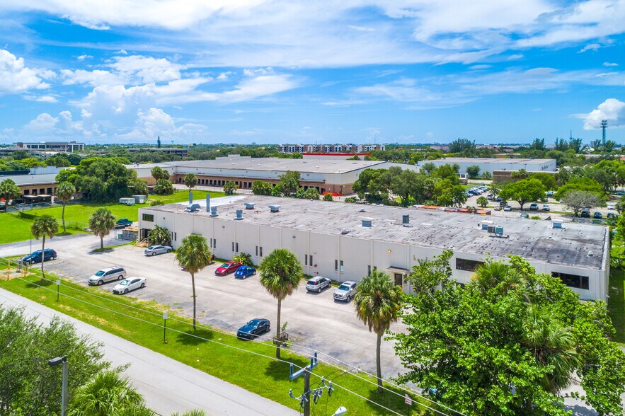 1498 NW 3rd St, Deerfield Beach, FL à louer - Photo de l’immeuble – Image 3 sur 9