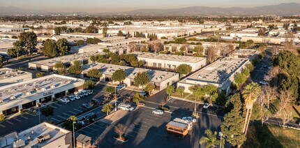 3629 W MacArthur Blvd, Santa Ana, CA à louer Photo de l’immeuble– Image 1 sur 4