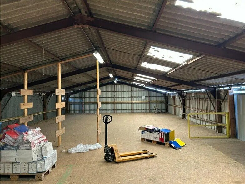 Local commercial dans Buchy à louer - Photo de l’immeuble – Image 2 sur 5