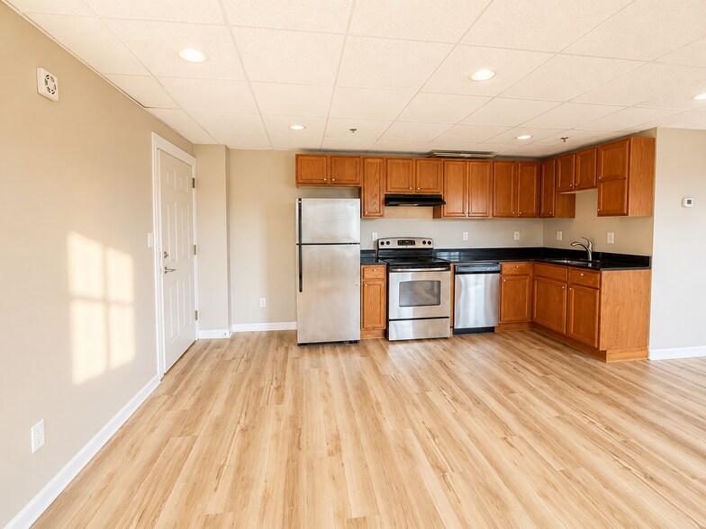 82 Main St, East Hampton, CT à vendre - Photo de l’immeuble – Image 3 sur 35