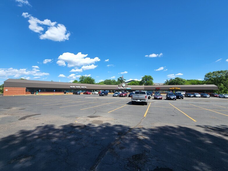 2-4 Pine Dr, Circle Pines, MN à louer - Photo de l’immeuble – Image 1 sur 14