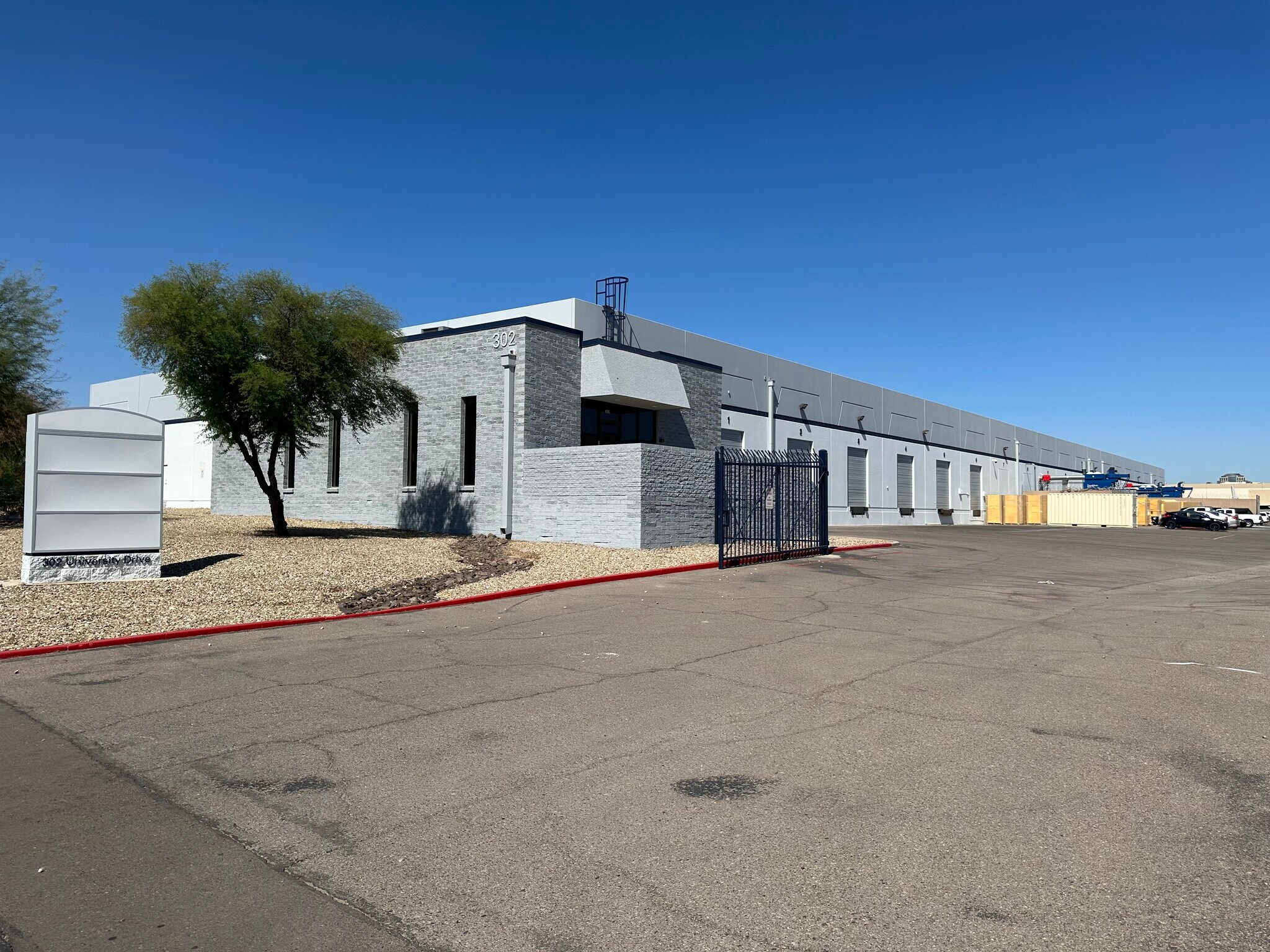302 E University Dr, Phoenix, AZ à louer Photo de l’immeuble– Image 1 sur 6