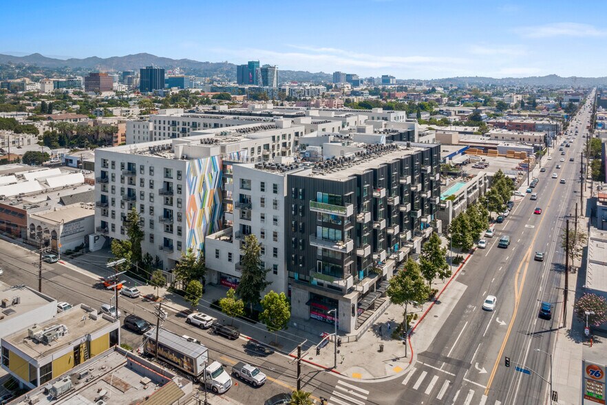 6677 W Santa Monica Blvd, Los Angeles, CA à louer - Photo de l’immeuble – Image 3 sur 3