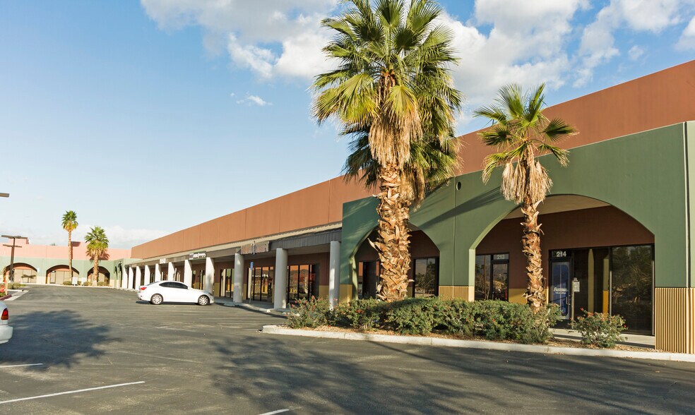 78078 Country Club Dr, Bermuda Dunes, CA à louer - Photo de l’immeuble – Image 2 sur 46