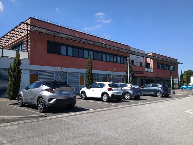 Plus de détails pour 32 A Rue Des Muriers, Sennecey-le-Grand - Bureau, Médical à louer