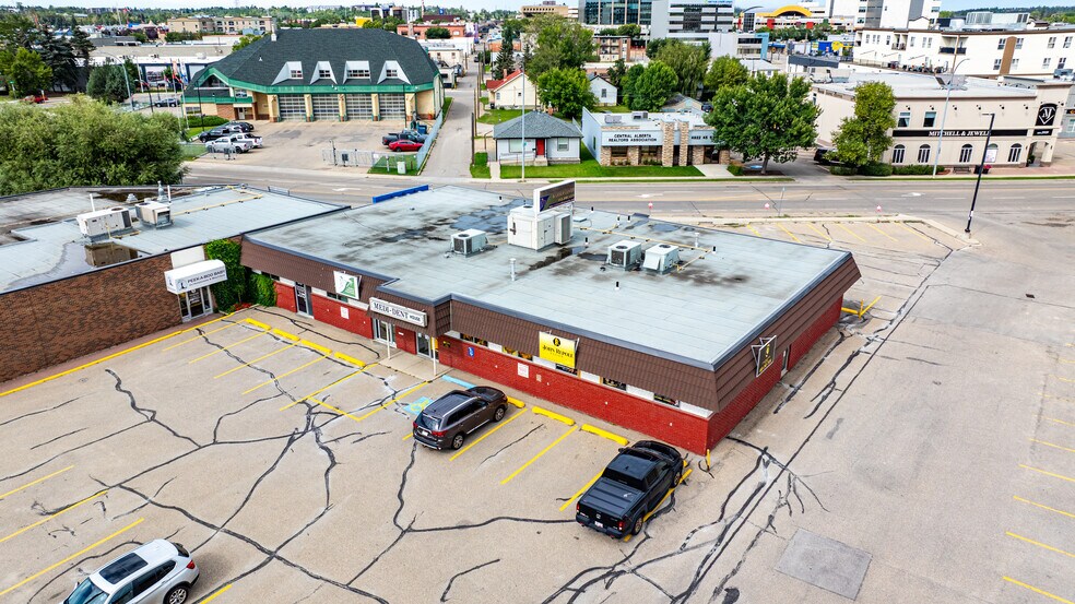 4419 50 Ave, Red Deer, AB à louer - Photo de l’immeuble – Image 1 sur 25