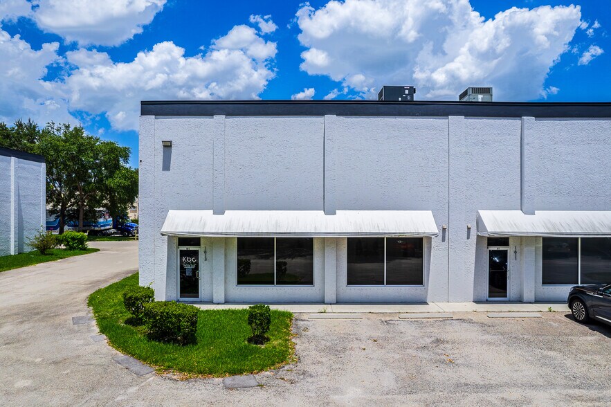1605-1613 91st Ct, Vero Beach, FL à vendre - Photo de l’immeuble – Image 1 sur 24