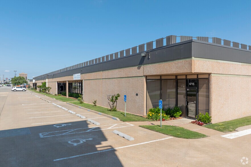 6701-6715 E 41st St, Tulsa, OK à louer - Photo de l’immeuble – Image 2 sur 4