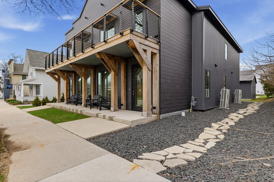171 E Rhine St, Elkhart Lake, WI à vendre - Photo de l’immeuble – Image 3 sur 88