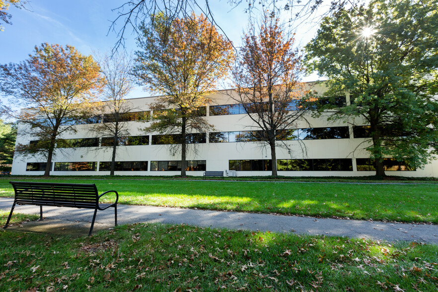 9711 Medical Center Dr, Rockville, MD à louer - Photo de l’immeuble – Image 3 sur 7