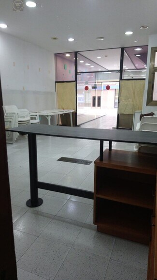 Plus de détails pour Local commercial à louer