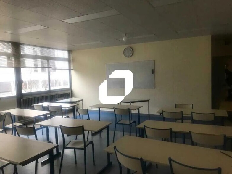 Bureau dans Sarcelles à louer - Photo de l’immeuble – Image 1 sur 7