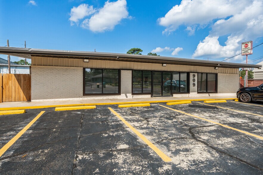 909 Houston St, Conroe, TX à vendre - Photo de l’immeuble – Image 1 sur 31