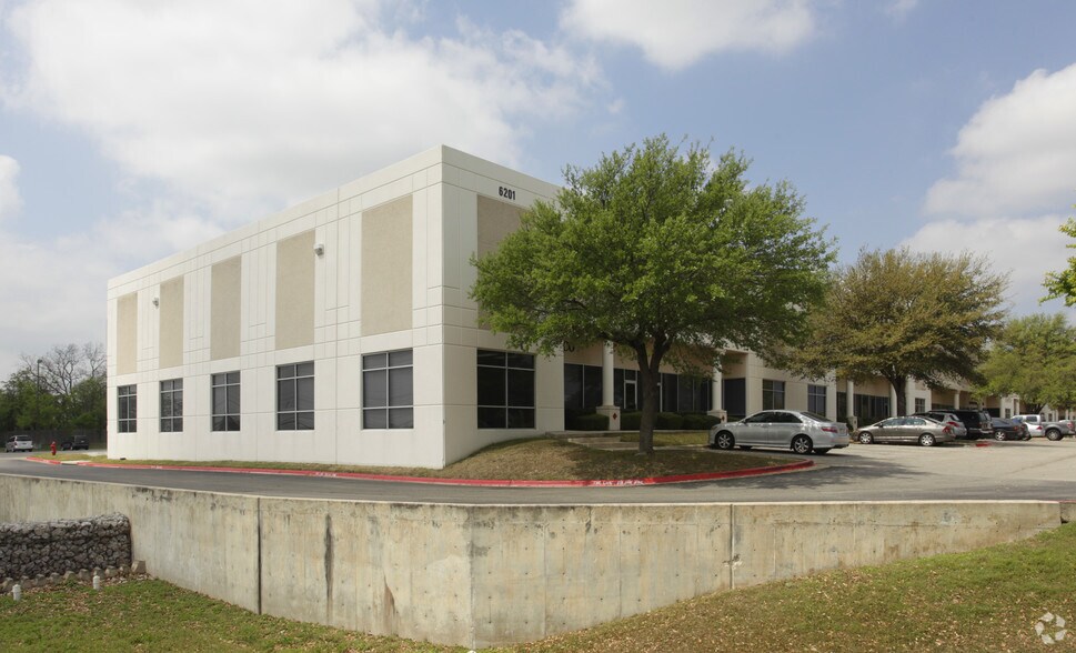 6201 E Oltorf St, Austin, TX à louer - Photo de l’immeuble – Image 2 sur 10