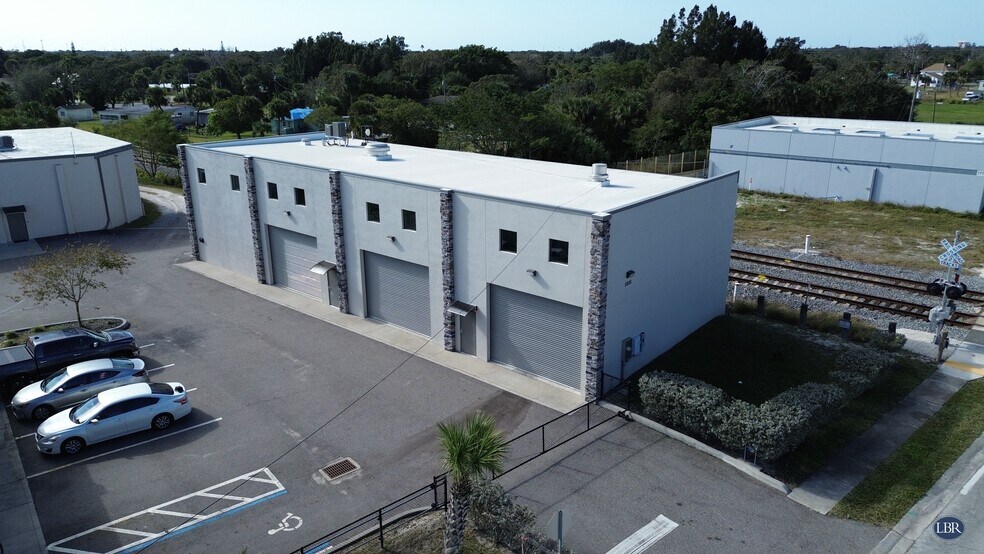 3 Building Office/Warehouse Melbourne FL portefeuille de 3 biens à vendre sur LoopNet.fr - Photo principale – Image 2 sur 11
