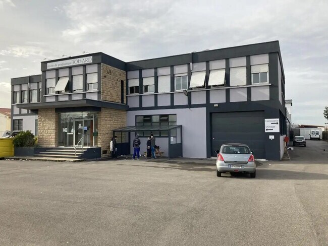 Plus de détails pour 34-36 Avenue Des Bruyères, Décines-Charpieu - Bureau, Local d'activités à louer