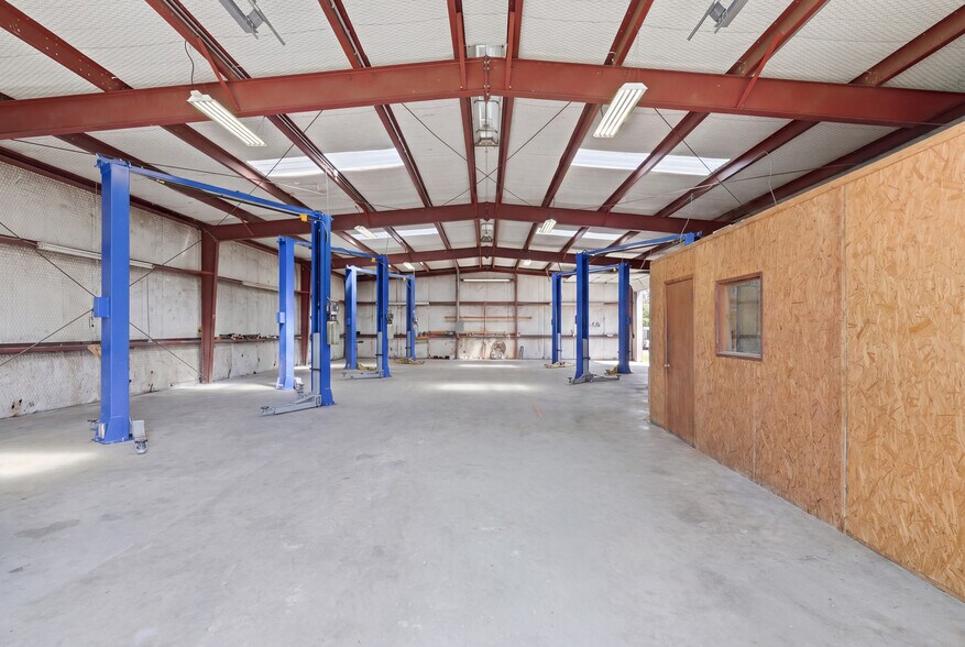 320 S S Wilcox St, Rockdale, TX à vendre - Photo de l’immeuble – Image 1 sur 21