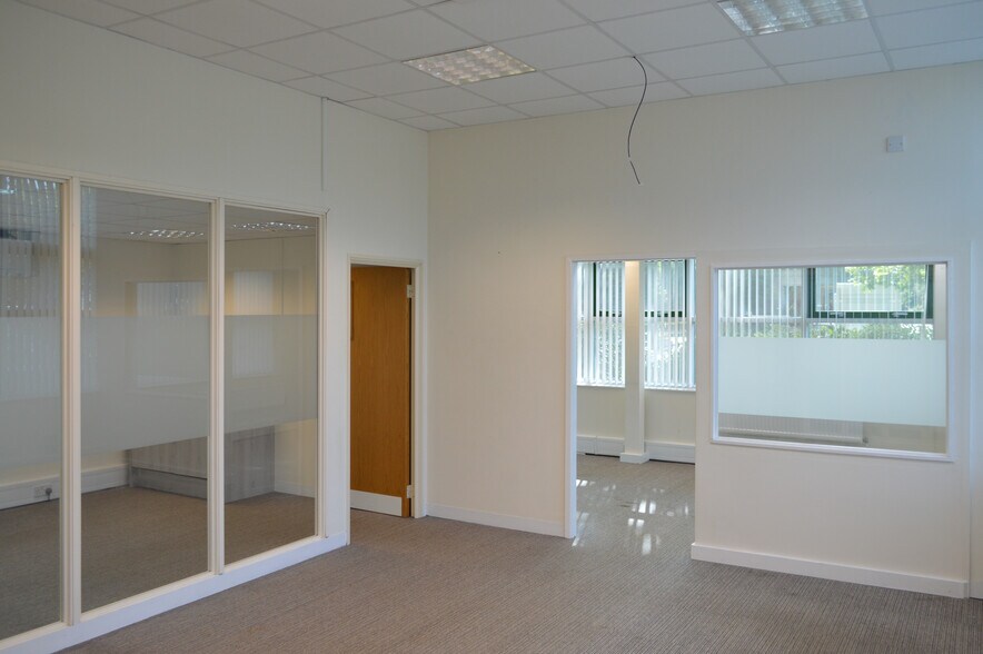 15-16 Auckland Park, Milton Keynes à louer - Photo de l’immeuble – Image 1 sur 1