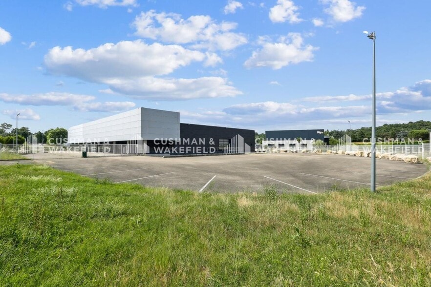 Local commercial dans Saint-Priest à louer - Photo de l’immeuble – Image 3 sur 15