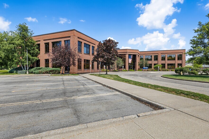 171 Sullys Trl, Pittsford, NY à louer - Photo de l’immeuble – Image 3 sur 7