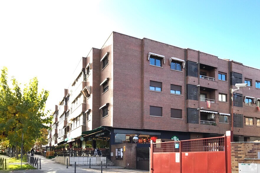 Immeuble residentiel dans Pozuelo de Alarcón, Madrid à vendre - Photo de l’immeuble – Image 2 sur 2