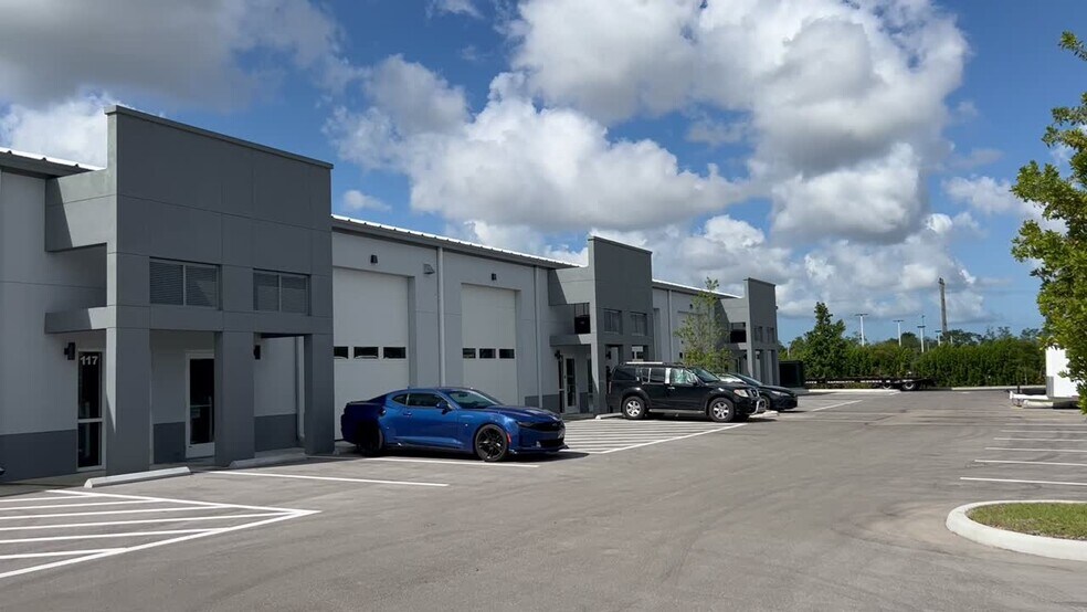 3933 Tollhouse Dr, Naples, FL à vendre - Vidéo sur l’annonce professionnelle – Image 2 sur 9