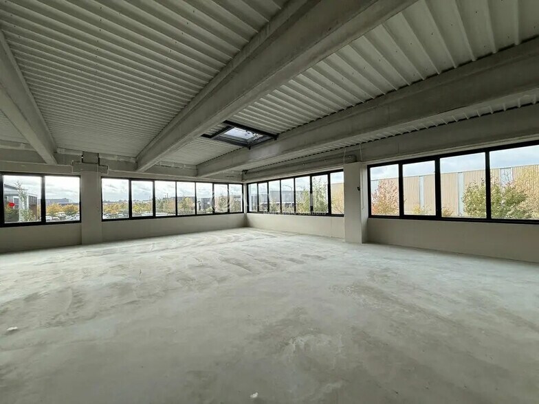 Local commercial dans Collégien à louer - Photo de l’immeuble – Image 3 sur 12