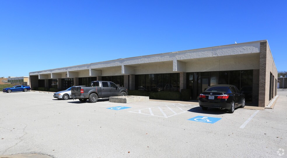 13748 Neutron Rd, Dallas, TX à louer - Photo de l’immeuble – Image 1 sur 2