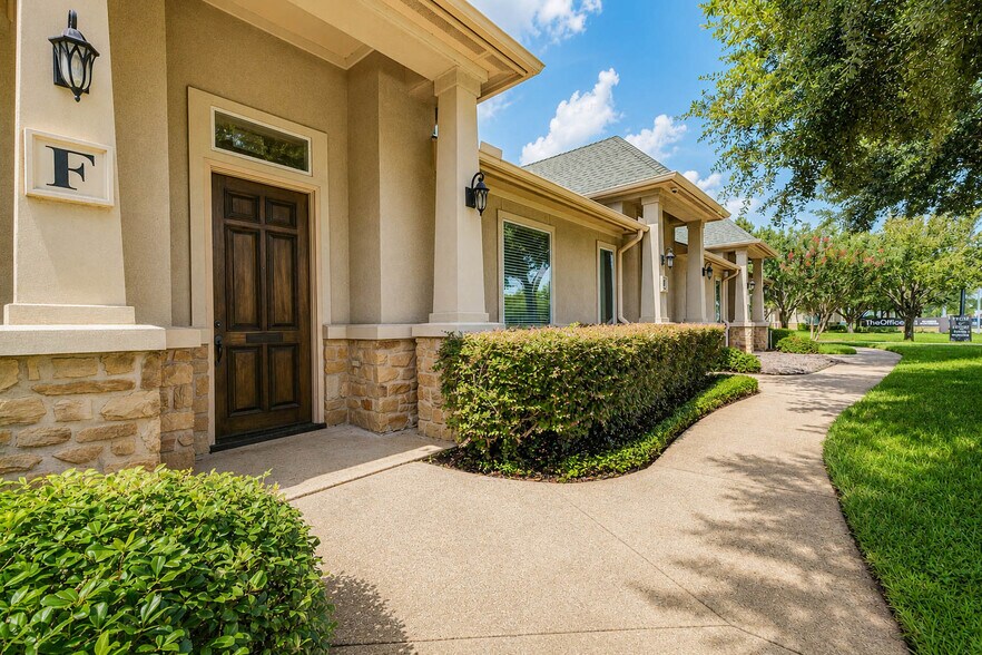 11601 Spring Cypress Rd, Tomball, TX à louer - Photo de l’immeuble – Image 1 sur 37