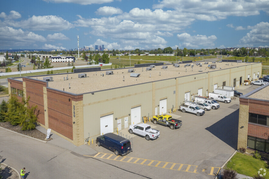 3750 46th Ave SE, Calgary, AB à vendre - Photo de l’immeuble – Image 3 sur 21