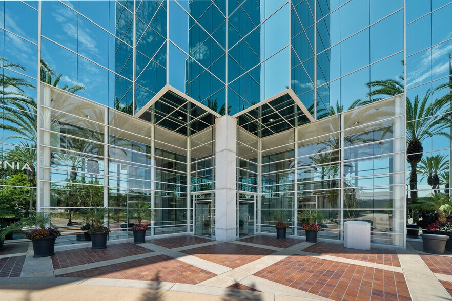 949 S Coast Dr, Costa Mesa, CA à louer - Photo de l’immeuble – Image 2 sur 16