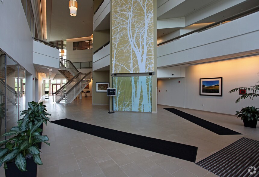 4551 W 107th St, Overland Park, KS à louer - Hall d’entrée – Image 2 sur 10