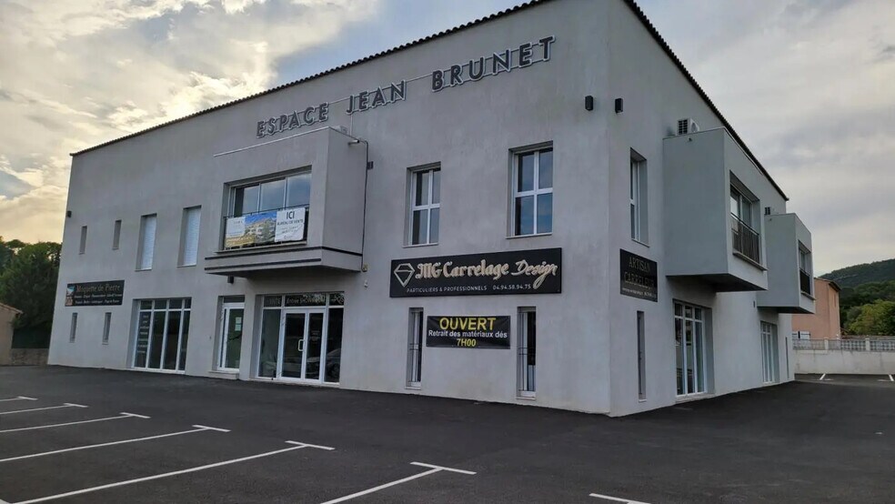 Bureau dans Solliès-Pont à louer - Photo de l’immeuble – Image 1 sur 3