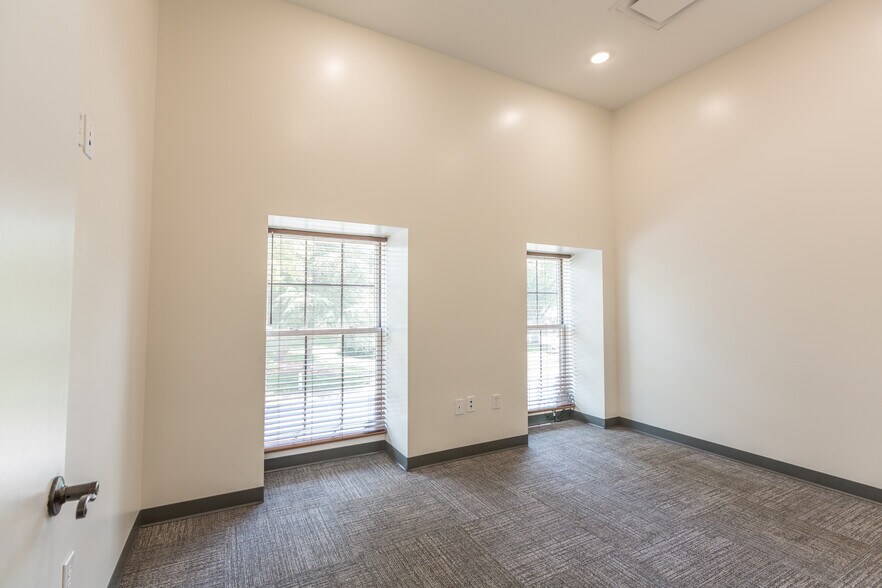 130 W Trade St, Dallas, NC à louer - Photo intérieure – Image 3 sur 10