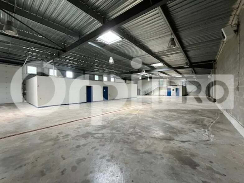 Local d’activités dans Vert-Saint-Denis à louer - Photo de l’immeuble – Image 1 sur 19
