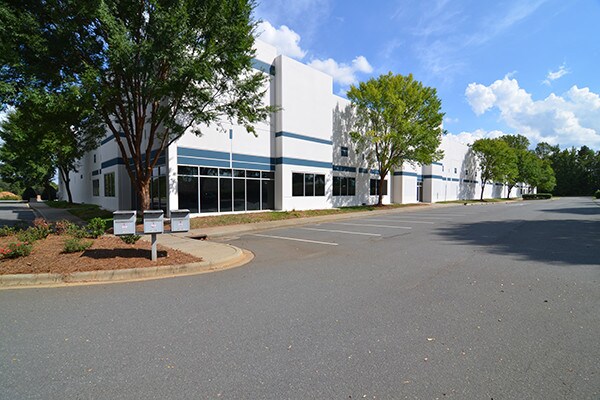 8610 Air Park West Dr, Charlotte, NC à louer - Photo de l’immeuble – Image 2 sur 23
