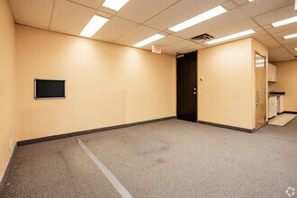 5920 & 5940 Macleod Trl SW, Calgary, AB à louer Photo de l’immeuble– Image 2 sur 10