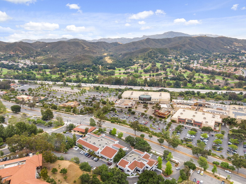 299 W Hillcrest Dr, Thousand Oaks, CA à louer - Photo de l’immeuble – Image 3 sur 8