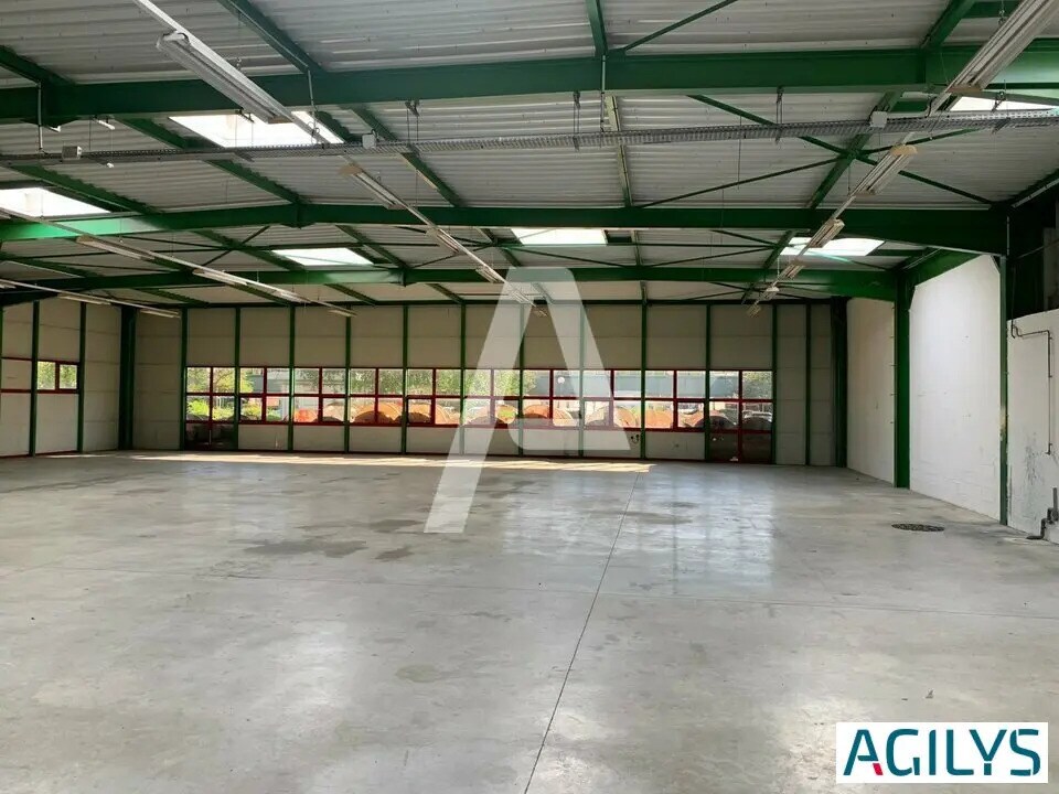 Industriel/Logistique dans Saint-Thibault-des-Vignes à louer Photo de l’immeuble– Image 1 sur 5