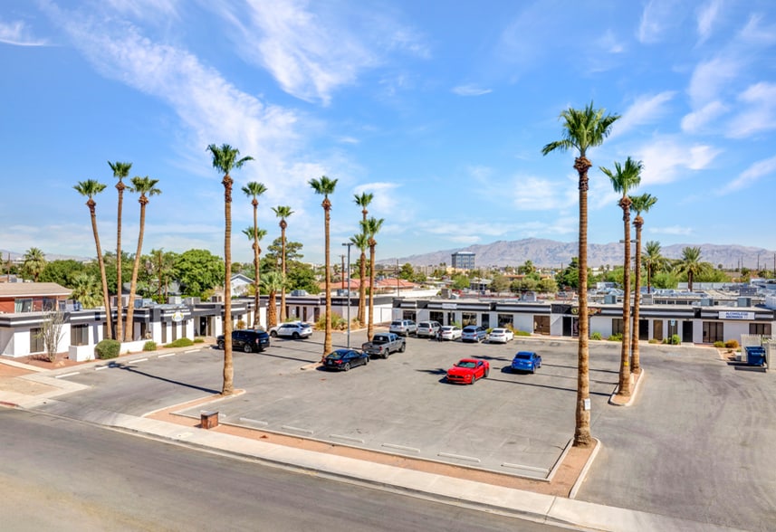 1703 Civic Center Dr, North Las Vegas, NV à vendre - Photo de l’immeuble – Image 1 sur 6