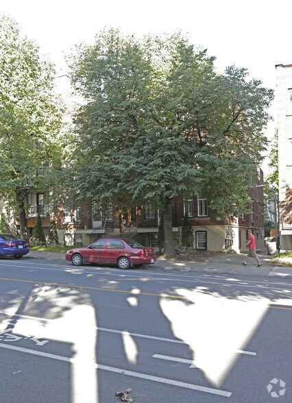 3202 Boul Édouard-Montpetit, Montréal, QC à vendre - Photo de l’immeuble – Image 2 sur 2