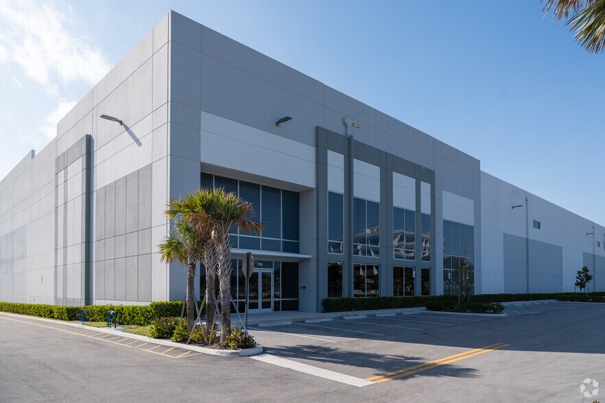 1700 Eller Dr, Fort Lauderdale, FL à louer - Photo principale – Image 1 sur 7