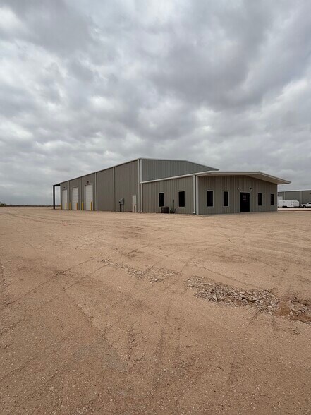2408 E County Road 130, Midland, TX à louer - Photo de l’immeuble – Image 1 sur 10